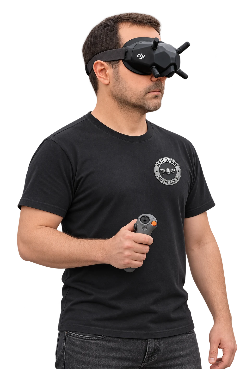 Operador MAH Drone em postura ereta, com óculos de voo e controle DJI RC Motion 3
